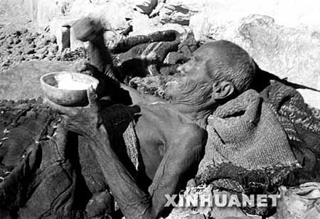 一位藏族老人饱受饥饿和疾病的折磨