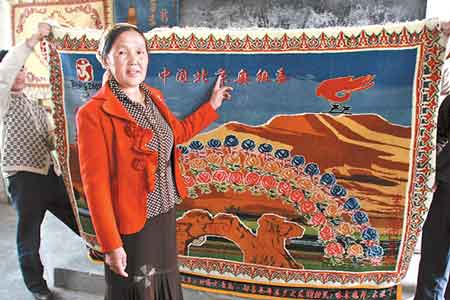 新疆八名维族妇女挂毯献奥运 用28日夜织就(图