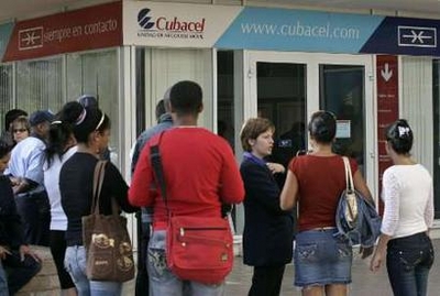 古巴首次允许普通民众使用手机