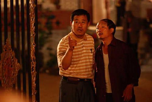 "长贵"扮演者王小宝(左)