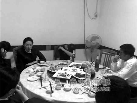 客机遭鸟击航班急取消 乘客误会机组人员喝酒