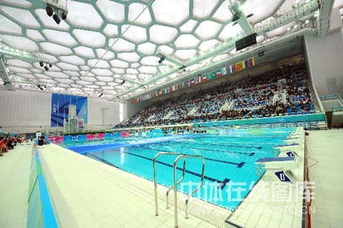 图文:奥运花游资格赛场馆 水立方内部美轮美奂