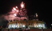 图文：庆典仪式上真纳体育场上空燃放的烟花