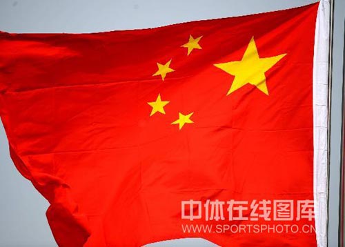 图文:女飞碟双向75靶魏宁夺冠 五星红旗飘扬