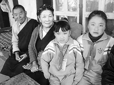 图为次仁德吉(左二)和丈夫及两个外孙女在一起.