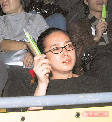 去年刘德华开个唱，朱丽倩现身支持，被记者拍到