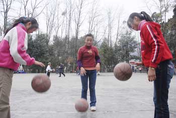 爱心操场湖南体育支教四年级学生练习篮球