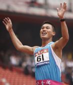 图文：司天峰获男子50公里竞走冠军 张开双臂