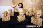 图文:雕塑家创作历届国际奥委会主席青铜雕像