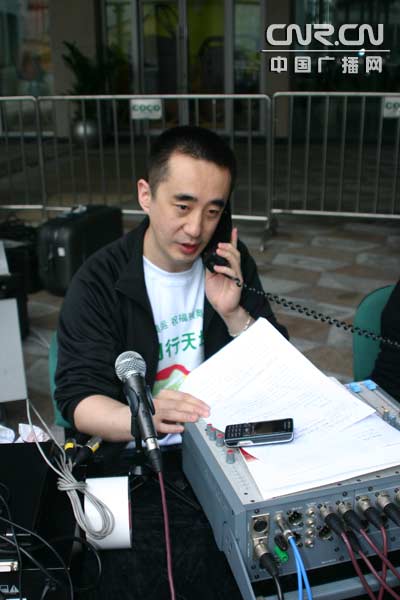“爱心助盲”深圳站 主持人雨亭现场做电话连线