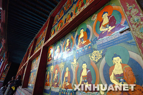 这是扎什伦布寺内的佛像壁画(图片来源：新华网)