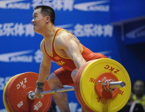 图文：举重全锦赛男子69公斤级 张国政遇滑铁卢
