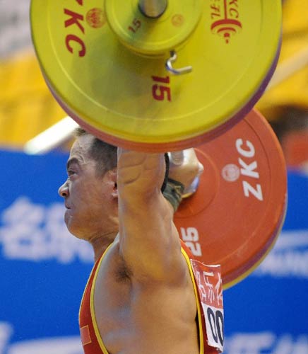 图文：举重全锦赛男子69公斤级 张国政艰难举起