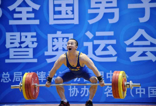 图文：举重全锦赛男子69公斤级 石智勇奋力冲金