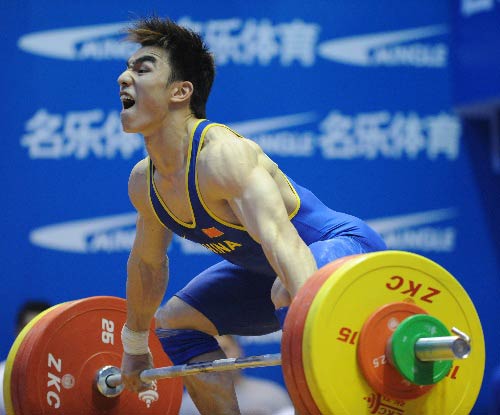 图文：举重全锦赛男子69公斤级 廖辉力拔山兮
