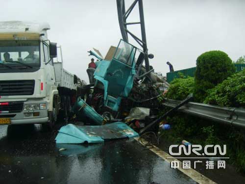 杭甬高速发生重大交通事故 驾驶员当场死亡(图)