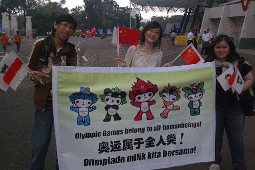 华人高举国旗赶赴现场  奥运属于全人类