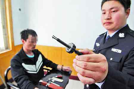 民警手中拿的就是杨鹏等人作案时用的开锁器