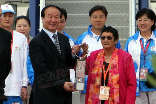 北京奥组委执行副主席蒋效愚与澳方欢迎人员展示火种灯