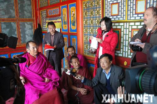 4月10日,甘南藏族自治州玛曲县夏秀寺81岁的尕藏成来活佛接受中外