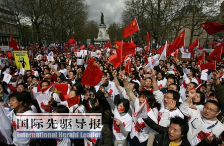 4月19日，巴黎的共和国广场挤满了参加集会的华人华侨和留学生。 本报记者 宋立东/摄