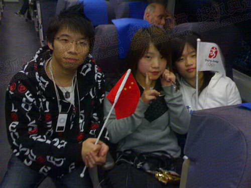 中学生郑小娟(中)和同学在从悉尼开往堪培拉的火车上