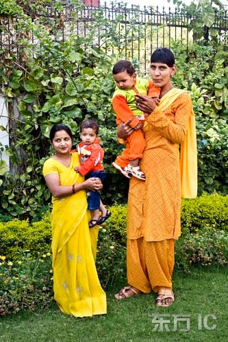 印度最高女性生高个儿子 10个月大身高1米(图