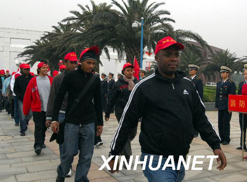 南昌大学的留学生在健步走活动中。