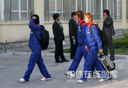 图文:韩国女足抵达秦皇岛 韩国队员步入公寓