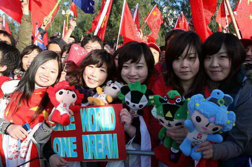 组图：奥运圣火在堪培拉传递 众多华人现场助阵