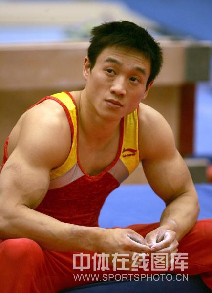 图文:中国男子体操队队内测试赛 杨威等待比分