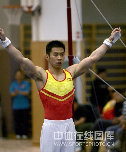图文:中国男子体操队队内测试赛 冯敬单杠测试