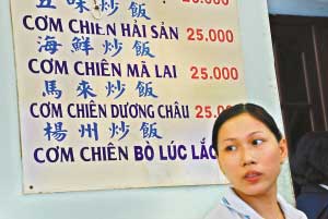一家餐馆的炒饭价格从2.3万越南盾涨到2.5万越南盾。