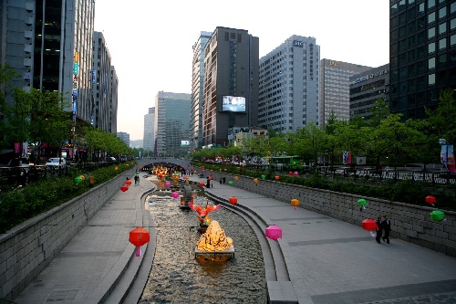 图文:首尔掠影 韩国首尔市中心的清溪川