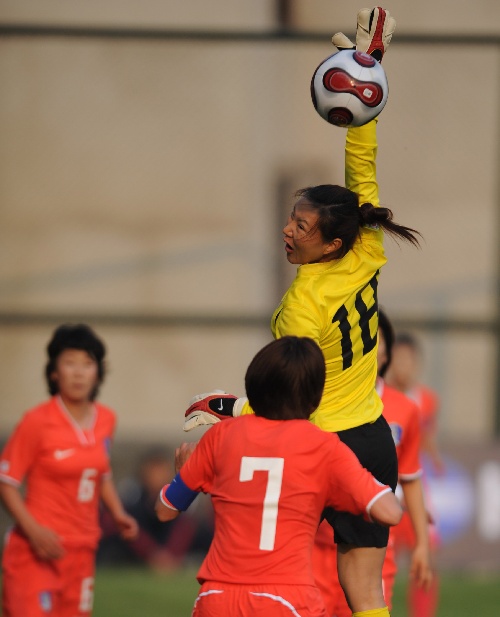 图文:[女足]中国2-1韩国 韩国守门员救险