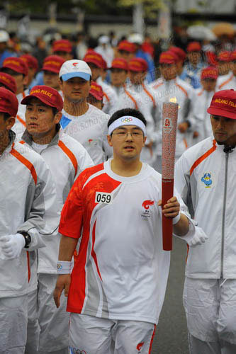 组图:日本长野火炬传递现场 后半程火炬手风采