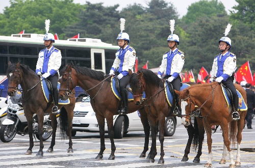 图文:北京奥运圣火在首尔传递 执勤的韩国骑警