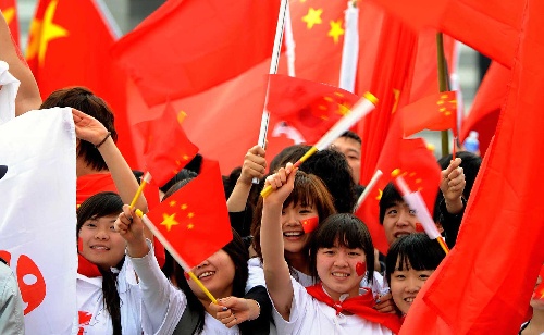 图文:奥运圣火首尔传递 华人华侨手举国旗助威