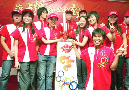 3月28日,部分陕西火炬手、护跑手向人们展示风采。