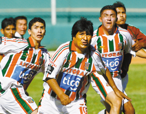 玻利维亚总统签约联赛踢足球 从未荒废球技(图