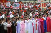 图文：圣火传递平壤站 朝鲜人民盛装迎接圣火