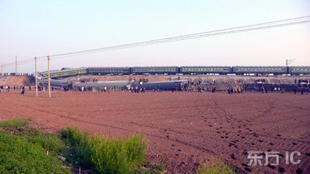 2008年4月28日，胶济铁路火车相撞事故已造成66人死亡，247人受伤，事故现场情况。