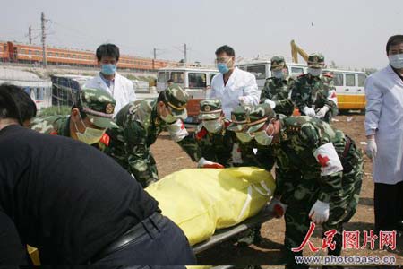 4月28日，武警山东总队官兵在淄博市火车相撞现场紧急救援。  版权作品，请勿转载。
