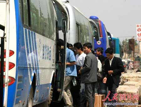 上午11点，在济南市各部门的协调下，乘客分乘十几辆大客车通过公路被转运。  版权作品，请勿转载。
