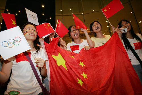 图文：当地留学生迎接北京奥运圣火
