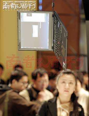 3月18日，北京嘉里中心，杨元庆同样自信满满地称ThinkPad X300是世界上最轻薄的笔记本电脑。 车辆 摄