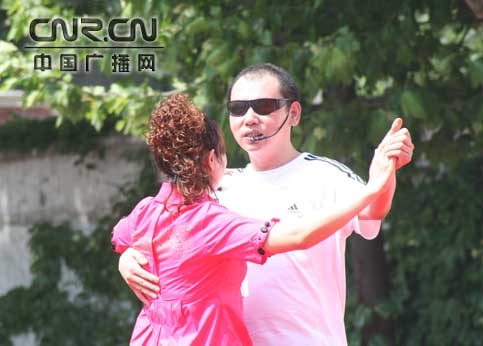 “爱心助盲”武汉站 盲人夫妇表演舞蹈