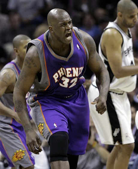 图文:[nba]马刺vs太阳 奥尼尔篮下得分
