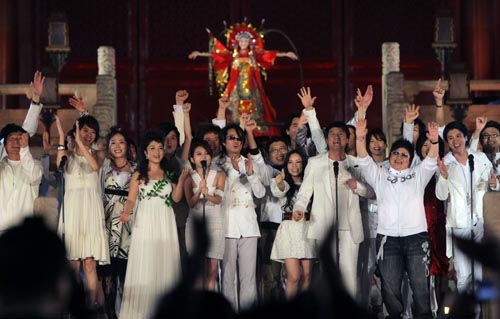 图为群星演唱《北京欢迎你》。（官网 张宇 黎晗摄）
