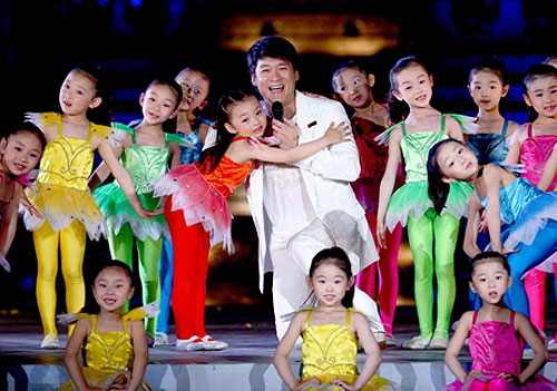 周华健与小朋友合唱北京奥运会及残奥会志愿者主题歌